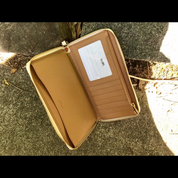 Eggshell Coach Carriage Wallet NWT - Picture 3 of 5